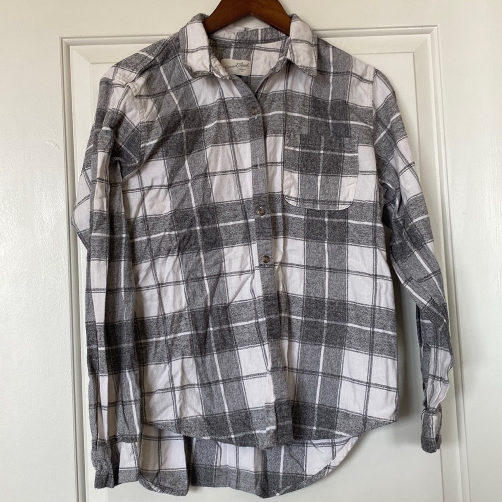 Universal Threads Women’s Button Up Shirt (Size M) Gray Plaid